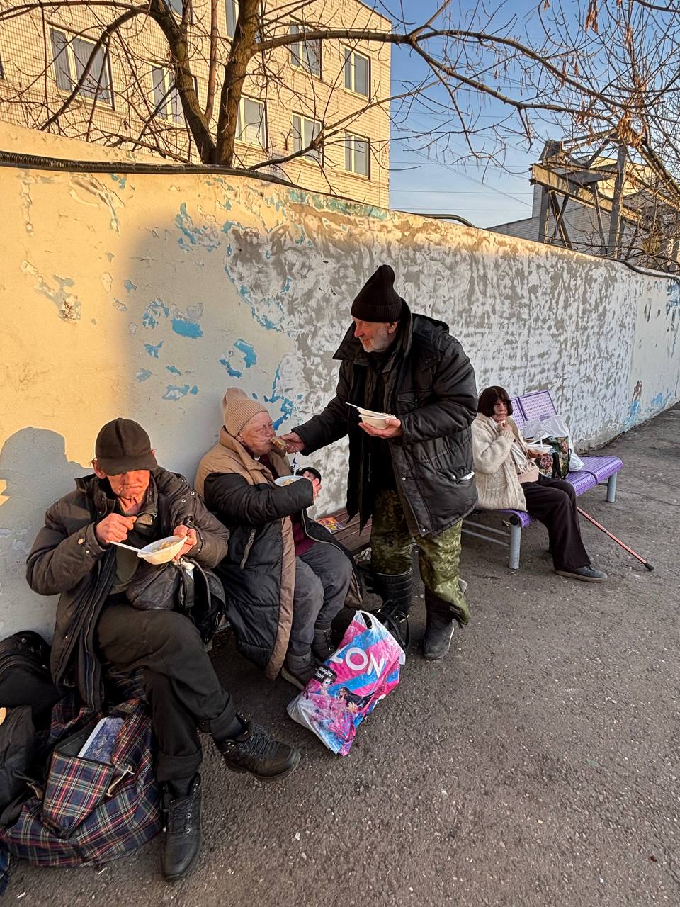 Кормление бездомных — фото 7